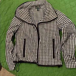 Short windbreaker jacket